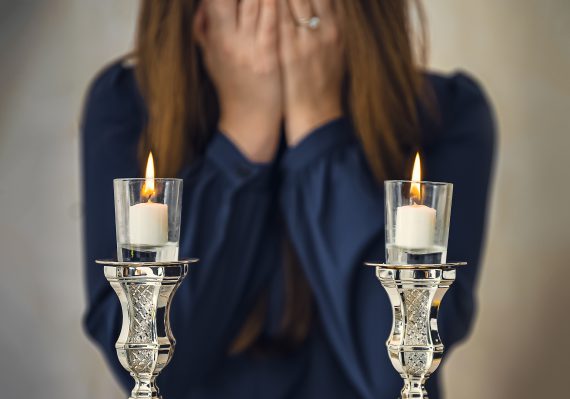 role of women in Judaism - lighting Shabbat candles